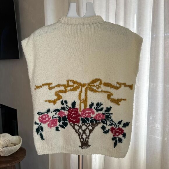 Cream knitted vest with Roses and Bow design, Unique vintage style - Picture 1 of 3